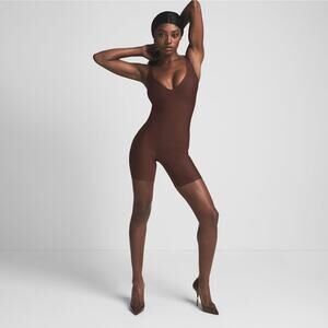 NWT SKIMS BODY‎ CORE SCULPT PLUNGE MID THIGH BODYSUIT IN COCOA SIZE MEDIUM